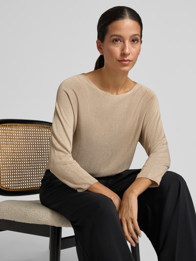 Frauenmodel trägt Pullover mit glänzender Optik von S. OLIVER BLACK LABEL in Beige, U-Boot-Ausschnitt, 3/4-Arm, unifarben, Ganzkörperansicht von vorne.