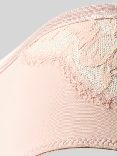 Produktfoto, Slip mit Spitzenbesatz von Mey, Viskose-Elasthan-Mix in zartem Rosa, florale Spitze und glatte Textur, Detailaufnahme
