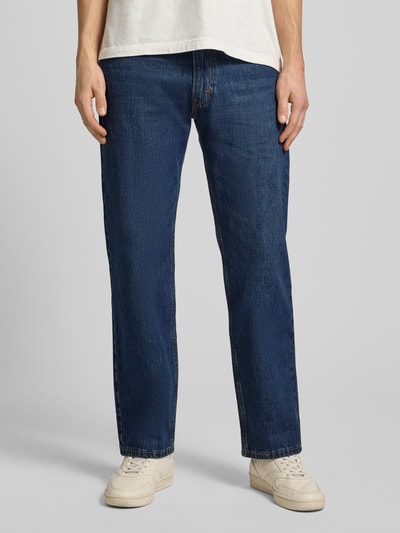 Männermodel trägt Jeans mit 5-Pocket-Design von Levi's®, Relaxed-Fit, reine Baumwolle, dunkelblau, Ganzkörperansicht von vorne.