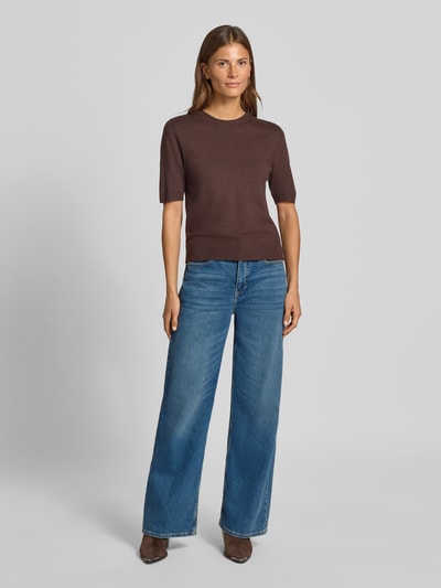 Vrouwenmodel draagt Straight Fit jeans in 5-pocketmodel model 'Cellma' van someday, katoenmix met stretch, blauwtinten, Ganzkörperansicht von vorne.