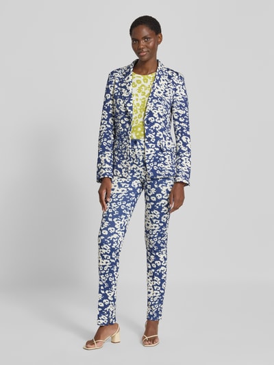 Frauenmodel trägt Regular Fit Hose im Allover-Look von Marc Cain, Material-Mix mit Stretch-Anteil, Längsnähte, Ganzkörperansicht von vorne.