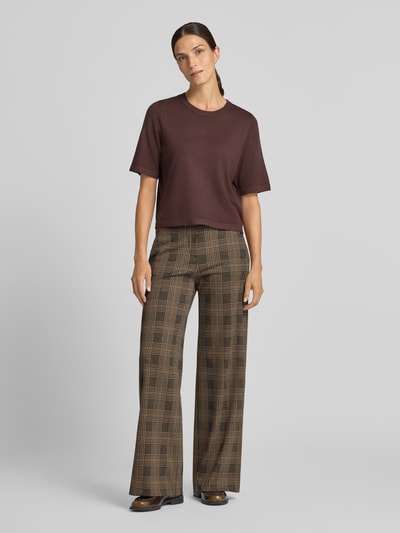 Frauenmodel trägt Wide Leg Weite Hose aus Viskose-Mix Modell 'NALEY' von SEDUCTIVE, kariertes Muster in Brauntönen, Ganzkörperansicht von vorne, Damen Weite Hose von SEDUCTIVE.