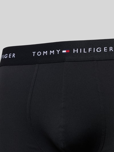 Männermodel trägt Boxershorts mit elastischem Bund mit Logo-Intarsien im 3er-Pack von Tommy Hilfiger, Optik: Unifarben, Passform: Skinny-Fit, Applikation: Label-Schriftzug, Bundabschluss: elastischer Bund mit Logo-Intarsien, Materialverarbeitung: Stretch, Multipack:3er-Pack, Nahaufnahme Hüfte.
