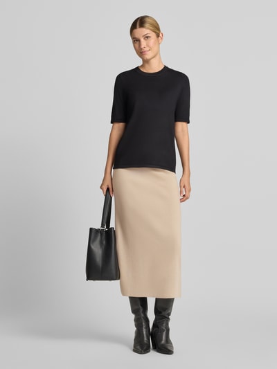 Frauenmodel trägt Ausgestellter Midi-Rock aus reiner Schurwolle Modell 'Sonni' von Max Mara in Beige mit Gehschlitz, elastischem Bund, Damen Maxi-Rock, reine Schurwolle, ausgestellte Passform, Bundweite 38 cm, Gesamtlänge 87 cm, Ganzkörperansicht von vorne.