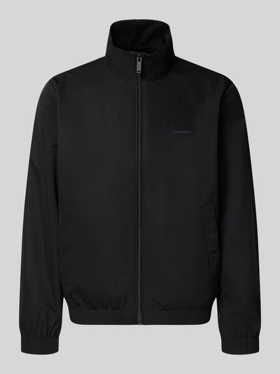 Produktfoto, schwarze Jacke mit Stehkragen und Reißverschluss von CK Calvin Klein, glatte Textur, Regular Fit, schlichte Optik