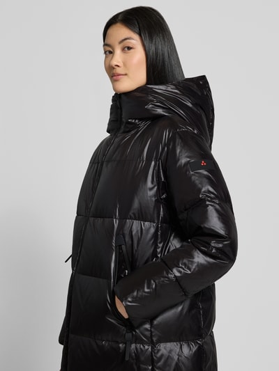 Frauenmodel trägt Mantel mit Kapuze Modell 'SELECTRIC' von Peuterey, glänzend schwarz, Steppnähte, Nahaufnahme Oberkörper.