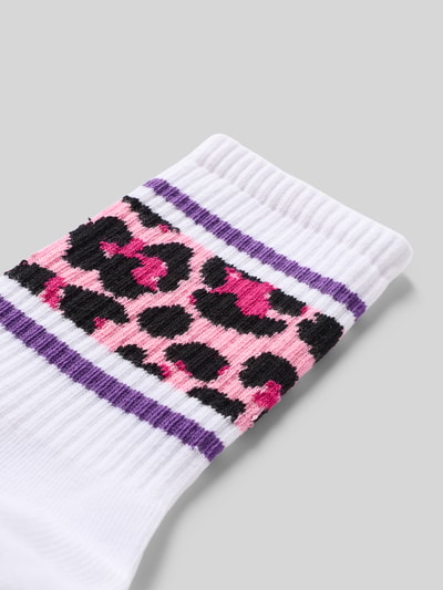 Produktfoto, Socken mit Leo-Print von Happy Socks, weißer stretchiger Baumwoll-Mix, elastische Rippbündchen, Label-Detail, lila und pinke Farbakzente