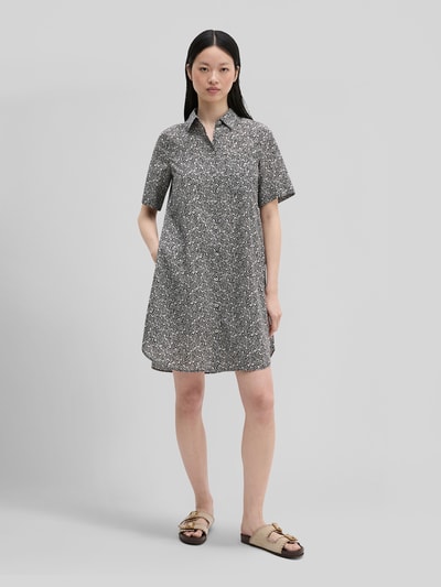 Frauenmodel trägt Lose Fit Freizeitkleid aus reiner Baumwolle von Marc O'Polo in Schwarz-Weiß mit feinem Muster, Ganzkörperansicht von vorne, Damen Freizeitkleid.