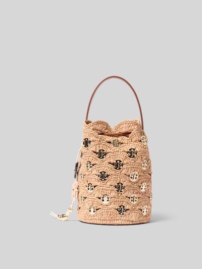 Produktfoto, Bucket Bag in Flecht-Optik von Rabanne aus beigem Material, Hauptfach mit Tunnelzug, Allover-Logo-Details und floraler Anhänger, abnehmbarer Schulterriemen, Maße ca. 24 cm Breite, 26 cm Länge, 19 cm Tiefe.