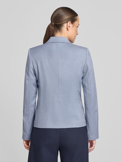 Frauenmodel trägt Slim Fit Blazer mit Eingrifftaschen und Reverskragen von Christian Berg Woman Selection, Material-Mix mit Viskose-Anteil, Rückenlänge 58 cm, Brustweite 44 cm, Ärmellänge 62 cm, Ganzkörperansicht Rückansicht.