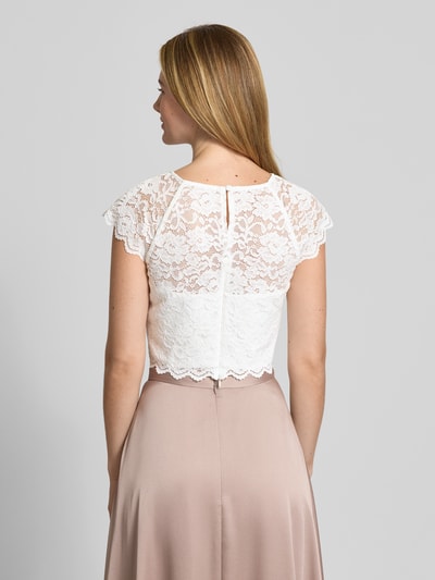 Vrouwenmodel draagt Cropped T-shirt uit florale kant van Jake*s Cocktail, elastische materiaalmix, ronde hals, korte mouw, semi-transparant, geïntegreerde bustier, ruglengte maat 36: 38 cm, Ganzkörperansicht Rückansicht.