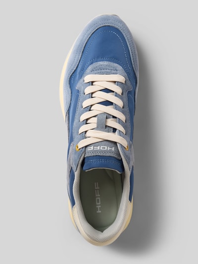 Produktfoto, Sneaker mit Logo-Detail Modell 'City' von HOFF, blaue und graue Farbflächen, profilierte Sohle, abgerundete Passform, Schnürverschluss, Absatzhöhe 4 cm, Schafthöhe 8 cm, Schaftweite 7 cm, Herren Sneaker, Texturen aus Glatt- und Veloursleder.