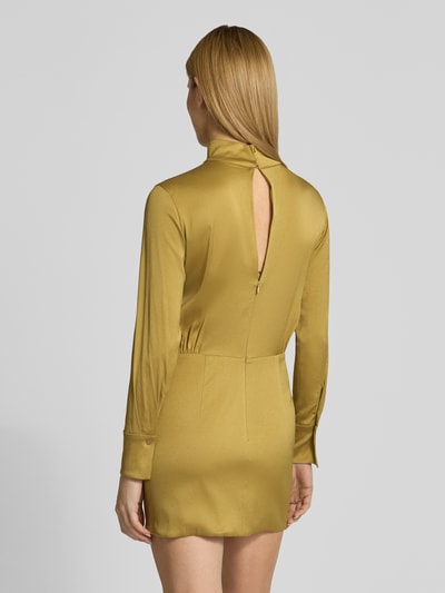 Frauenmodel trägt figurnahes Drykorn Damen Minikleid mit Stehkragen, Material-Mix mit Stretch-Anteil, Rückenlänge 42 cm, Rückansicht.