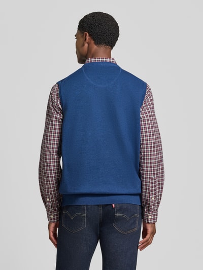 Männermodel trägt Regular Fit Pullunder aus reiner Baumwolle mit Logo-Stickerei von Fynch-Hatton, Rückenansicht, Ganzkörperansicht Rückansicht.