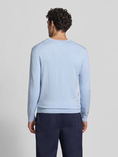 Männermodel trägt Strickpullover mit geripptem Rundhalsausschnitt von MCNEAL in Hellblau, glatte Textur, Ganzkörperansicht Rückansicht. Taillierte Passform, gerippte Abschlüsse, leicht überschnittene Schultern, Rückenlänge bei Größe M: 70 cm, Ärmellänge: 65 cm.