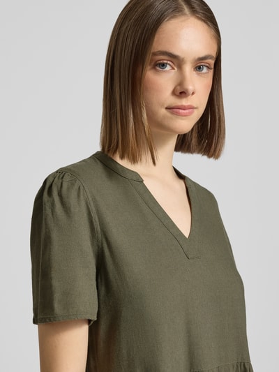 Vrouwenmodel draagt vrijetijdsjurk van model 'TIRI-GOA' van Only, effen kleuren, model in a-lijn, V-hals, mix van viscose en linnen, mini, jurk met korte mouwen, gevlamd garen, nahaufnahme bovenlichaam.
