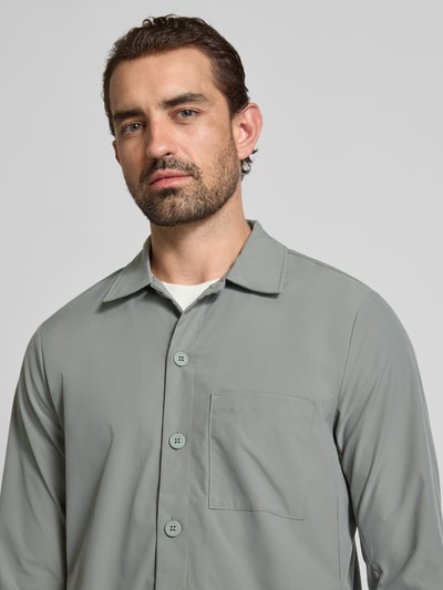 Christian Berg Men Kurtka koszulowa o kroju regular fit z kieszenią na piersi Metaliczny zielony 3