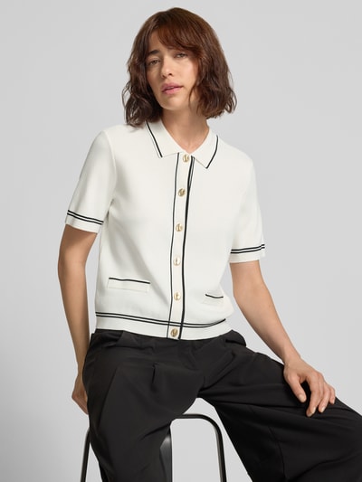 Frauenmodel trägt Cardigan aus Viskose-Mix mit 1/2-Arm von Jake*s Collection, Slim Fit, Kontraststreifen, Nahaufnahme Oberkörper.
