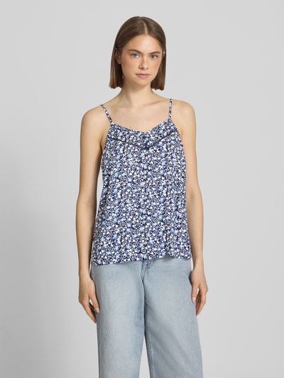 Frauenmodel trägt Regular Fit Blusentop aus reiner Viskose Modell 'NALA LIFE' von Only mit Allover-Muster, V-Ausschnitt, Nahaufnahme Oberkörper.