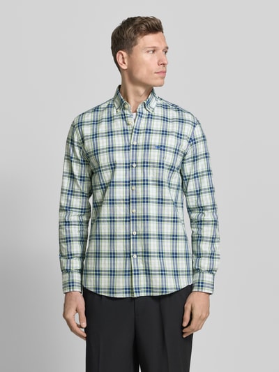 Männermodel trägt Freizeithemd mit Knopfleiste von Fynch-Hatton in Regular-Fit aus reiner Baumwolle, kariertes Muster, Ganzkörperansicht von vorne.
