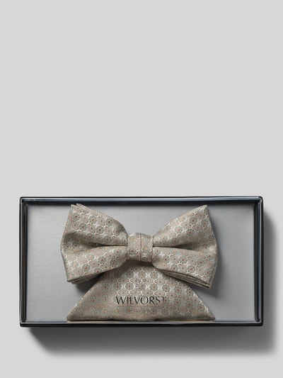 Produktfoto, Fliege und Einstecktuch in Geschenk-Box von Wilvorst, beiges Set mit Allover-Logo-Stitching, Logo-Detail, strukturierte Oberfläche.