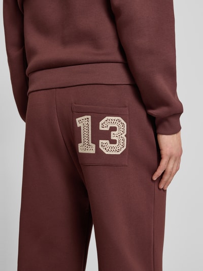 Männermodel trägt Sweatpants mit elastischem Bund und Gesäßtasche von REVIEW, Baumwoll-Mix, Relaxed-Fit, Detailaufnahme Gesäßtasche.