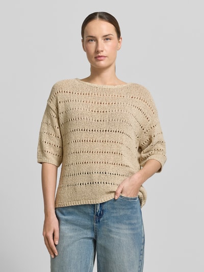 Frauenmodel trägt Strickpullover mit 1/2-Arm von Luisa Cerano im Baumwoll-Mix, beige Farbe, Relaxed Fit, Nahaufnahme Oberkörper.