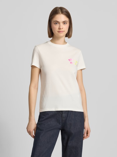 Modelka kobieca ma na sobie Regular Fit T-Shirt aus reiner Baumwolle Modell 'BUBBLE' od Tommy Jeans, kolor jednolity, okrągły dekolt, krótki rękaw, delikatny ściągacz, nadruk z logo, bawełna, krój regular fit, zdjęcie całej sylwetki z przodu.