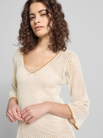 Vrouwenmodel draagt gebreid shirt van katoenmix, regular fit, model 'OCTAVIE HAYATO' van Banana Moon, v-hals, 3/4-mouw, nahaufnahme bovenlichaam