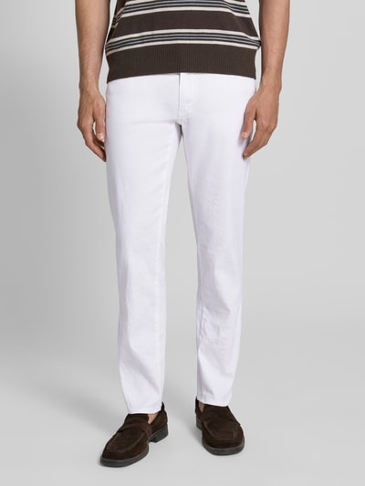 Männermodel trägt Regular Fit Stoffhose aus Baumwoll-Leinen-Mix Modell 'CADIZ' von Brax, unifarben, 5-pocket, label patch, Ganzkörperansicht von vorne