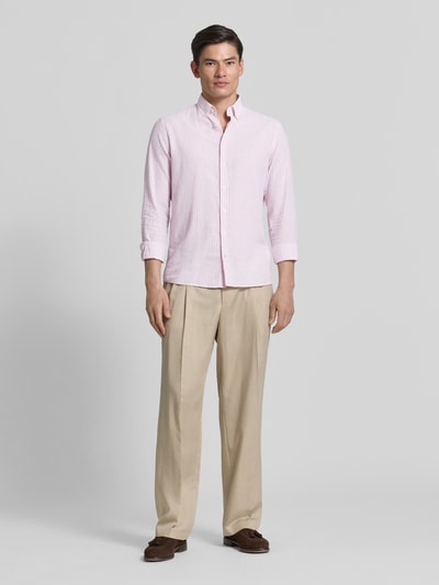Männermodel trägt Slim Fit Freizeithemd aus Baumwoll-Leinen-Mix Modell 'Stone' von CINQUE in Hellrosa, Langärmelig, Button-Down-Kragen, durchgehende Knopfleiste, glatte Struktur, Rückenlänge 67 cm, Schulterbreite 43 cm, Ärmellänge 66 cm, Ganzkörperansicht von vorne.