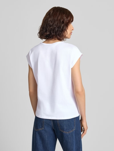 Frauenmodel trägt T-Shirt mit Motiv-Print und Pailletten von MORE & MORE, weiß, Baumwoll-Elasthan-Mix, Regular Fit, Rückenansicht Ganzkörperansicht.