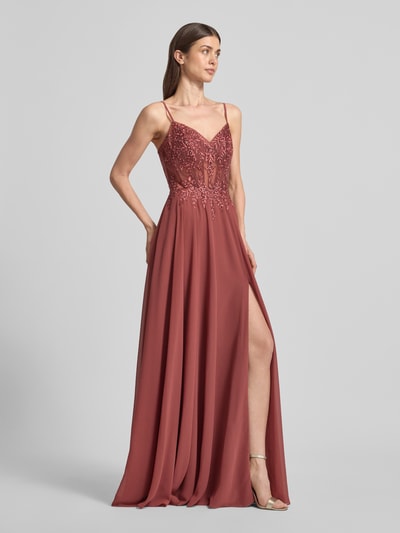 Vrouwenmodel draagt avondjurk met tule, bloemenborduursel, met siersteentjes, hartvormige hals van Luxuar, maxilengte, getailleerd, mouwloos, spaghettibandjes, onderrok, semi-transparante look, naadritssluiting, kleur roodbruin, vooraanzicht volledige lichaamsopname.