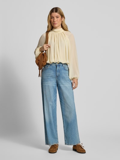 Kobiece model prezentuje jeansy z wpuszczanymi kieszeniami Model 'Caia iconic' od someday., mieszanka bawełny i lyocellu, krój wide leg, szerokość w rozmiarze 36: 39 cm, długość wewnętrzna nogawki w rozmiarze 36: 77 cm, widok całej sylwetki z przodu.