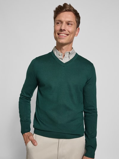 Christian Berg Men Sweter z dzianiny z mieszanki wełny merino z dekoltem w serek Butelkowy zielony 3