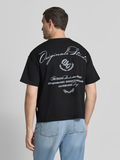 Męski t-shirt Regular Fit T-Shirt mit überschnittenen Schultern von JACK & JONES aus mieszanki bawełny, okrągły dekolt, nadruk z napisem na tył, czarne, gładka faktura, długość tyłu w rozmiarze M: 66 cm, Ganzkörperansicht Rückansicht.