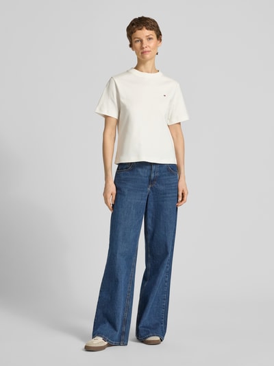 Frauenmodel trägt Boxy Fit T-Shirt aus reiner Baumwolle von Tommy Hilfiger, Optik: Unifarben, Passform: Boxy-Fit, Logo-Stitching, Rundhals, Ärmelform: Kurzarm, Materialverarbeitung: Interlock, Ganzkörperansicht von vorne.