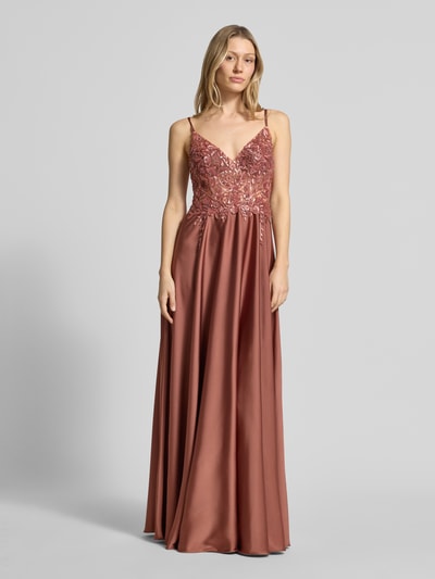 Frauenmodel trägt Abendkleid mit floralem Pailettenbesatz von Laona in Rostrot, taillierte Passform, semitransparent, Spaghettiträger, florales Stitching, fließender Stoff, Ganzkörperansicht von vorne.