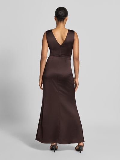 Frauenmodel trägt Abendkleid mit Raffungen von Rinascimento aus braunem Satin mit V-Ausschnitt und figurbetontem Schnitt, Ganzkörperansicht Rückansicht.