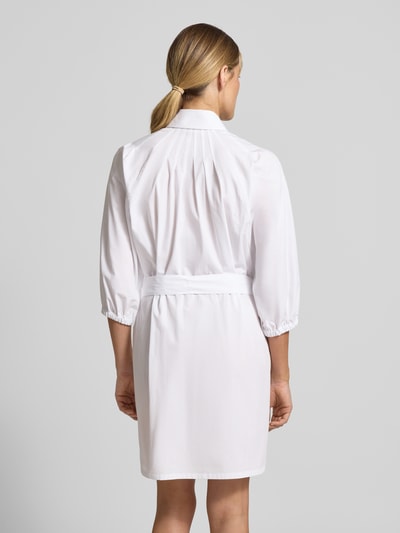 Frauenmodel trägt Ausgestelltes Hemdblusenkleid aus reiner Baumwolle Modell 'KILONI' von HUGO in Weiß, unifarben, Popeline, Ganzkörperansicht Rückansicht