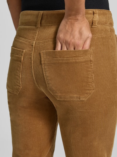 Frauenmodel trägt Cordhose mit aufgesetzten Leistentaschen von Christian Berg Woman, Baumwoll-Mix, Rippenstruktur, Detailaufnahme Gesäß, KI-modifiziertes Bild