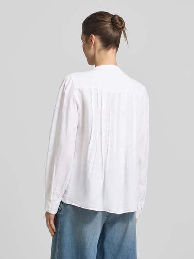 Vrouwenmodel draagt Regular Fit Langarmbluse aus reinem Leinen van Marc O'Polo, wit, tuniekkraag, flammégaren, lange mouwen, afgeronde zoom, uni look, fixeerde persplooien, pure linnen, enkelrijige knoopsluiting, manchetten, voor dames. Volledige lichaamsaanzicht achteraan.
