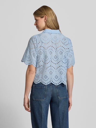 Vrouwenmodel draagt Loose Fit Bluse mit Lochstickerei Modell 'VALAIS' van Only, lichtblauw kant, katoen, effen, hemdkraag, lange mouw, knoopsluiting, detailopname rugaanzicht.