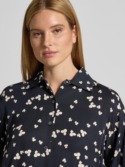 Vrouwenmodel draagt Oversized Langarmbluse aus reiner Viskose van Marc O'Polo, donkerblauw met bloemmotief, pure viscose twill, close-up bovenlichaam.