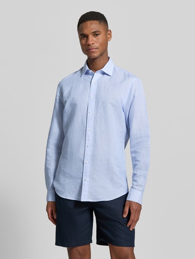 Männermodel trägt Slim Fit Business-Hemd aus Leinen-Mix von Jake*s in lichtblauw met lange mouwen, kentkraag en knoopsluiting, ganzkörperansicht von vorne. Context: heren zakelijk hemd van Jake*s, mix van katoen en linnen, slim fit, kentkraag, knoopsluiting, met lange mouwen, ruglengte maat M: 69 cm, schouderbreedte maat M: 46 cm, mouwlengte maat M: 64 cm.