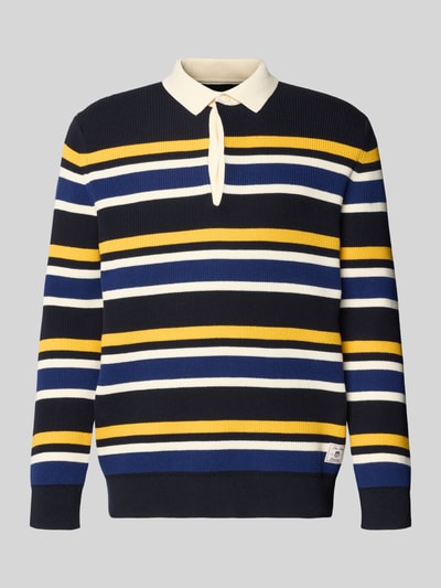 Produktfoto, Strickpullover mit Polokragen und Label-Patch von Gant aus Baumwoll-Mix, gerade geschnitten, gestreift in Blau, Weiß, Gelb und Schwarz.