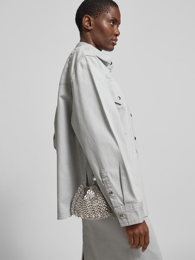 Frauenmodel trägt Crossbody Bag mit Label-Details von Rabanne in Metallic mit Gliederketten-Optik, offenem Hauptfach und langem Schulterriemen, Ganzkörperansicht Seitenansicht.