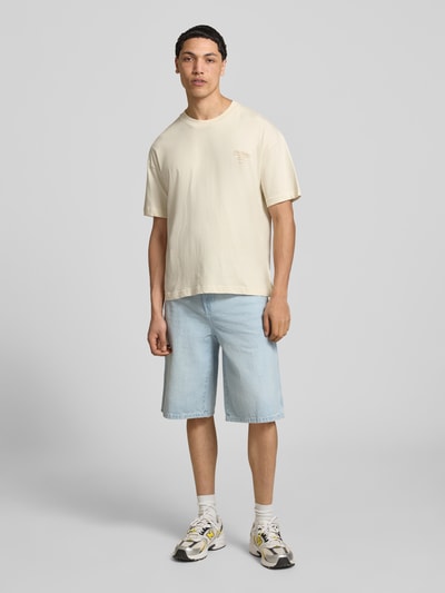 Männermodel trägt T-Shirt mit Rundhalsausschnitt von Jack & Jones aus Reine Baumwolle, Regular-Fit, Print, Rückenlänge 70 cm, Ganzkörperansicht von vorne.