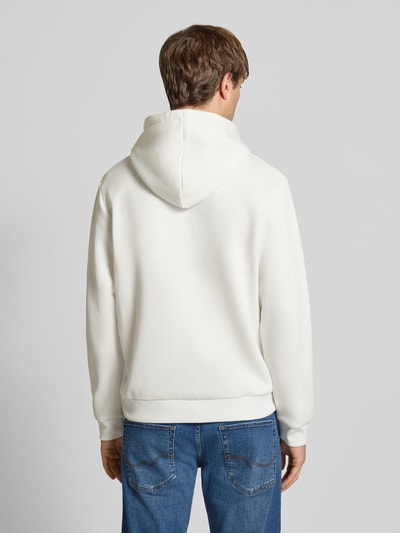 Männermodel trägt Hoodie mit Kapuze Modell 'BRADLEY' von Jack & Jones in Offwhite, lockerer Schnitt, Baumwoll-Mix, Ganzkörperansicht Rückansicht.
