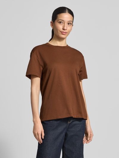 Frauenmodel trägt T-Shirt mit Rundhalsausschnitt von Stefanel in Braun, reine Baumwolle, gerader Schnitt, Ganzkörperansicht von vorne.